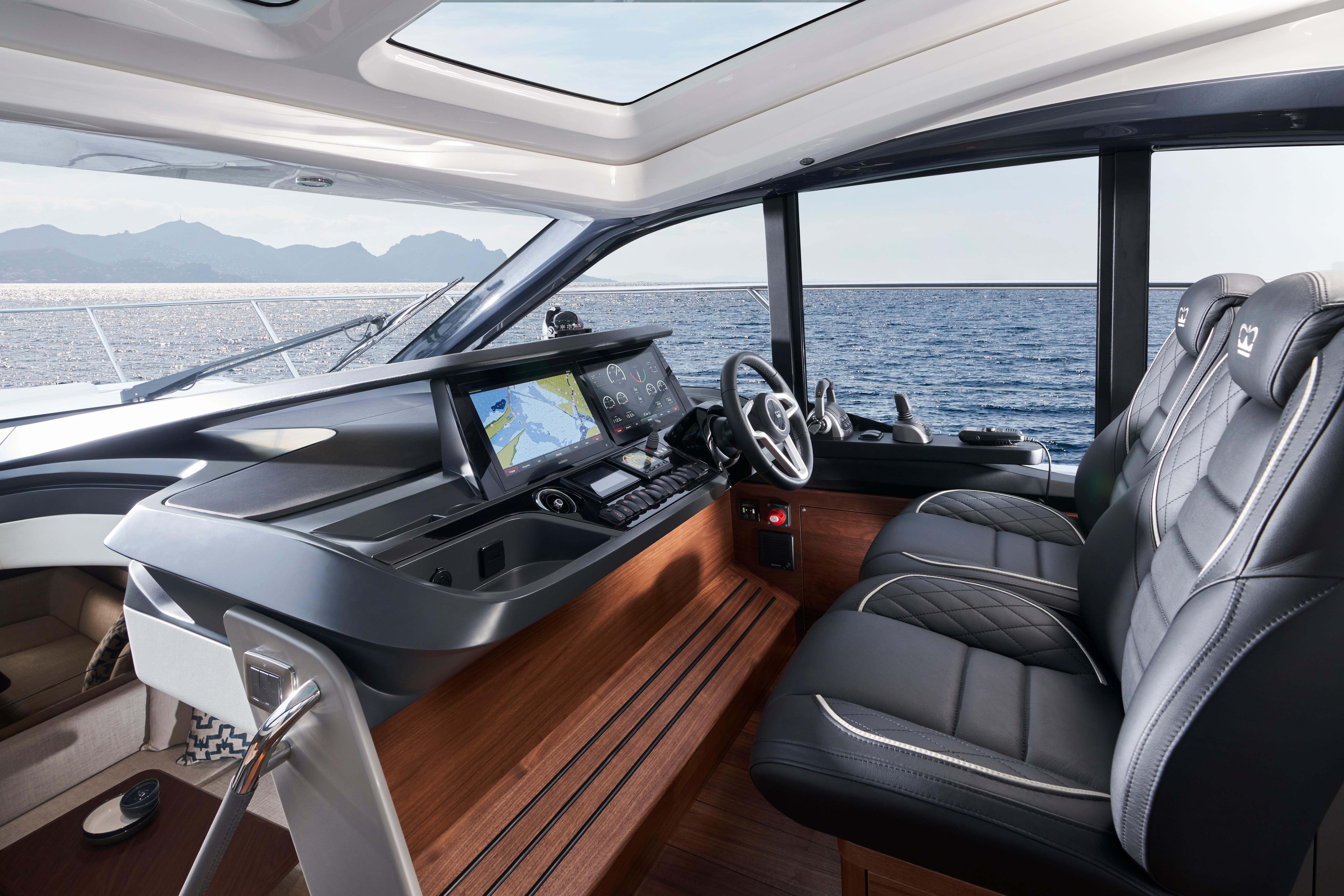V50 Interior Helm