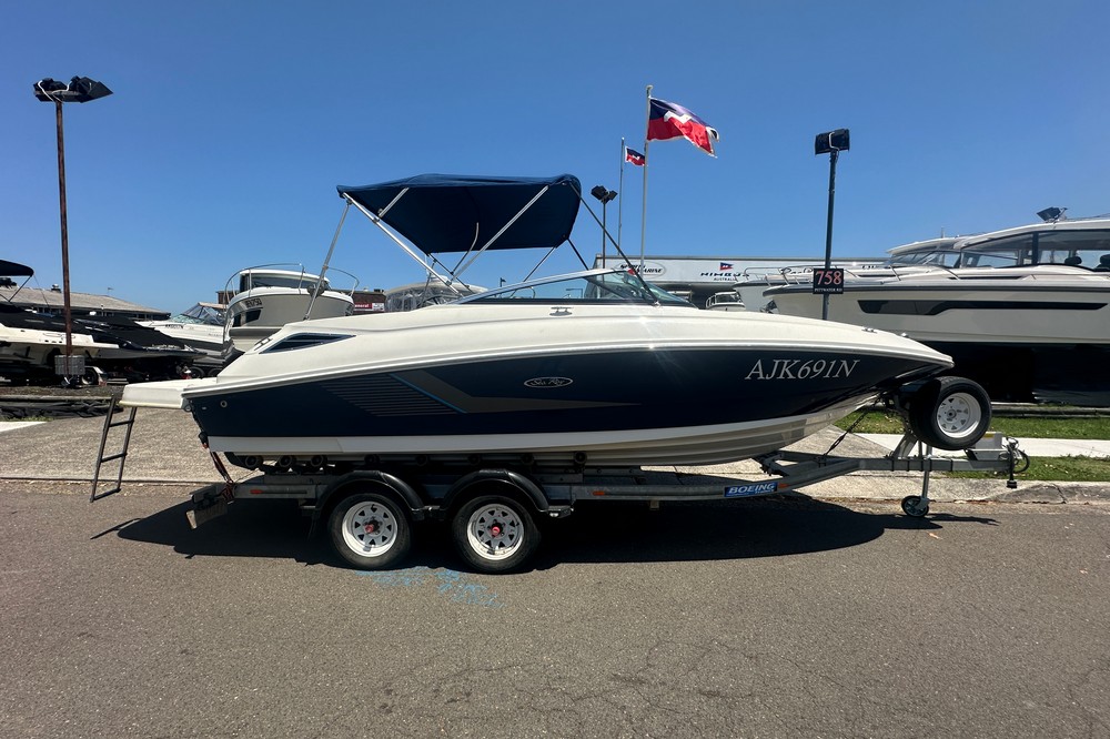 2013 Sea Ray 220 Bow Rider