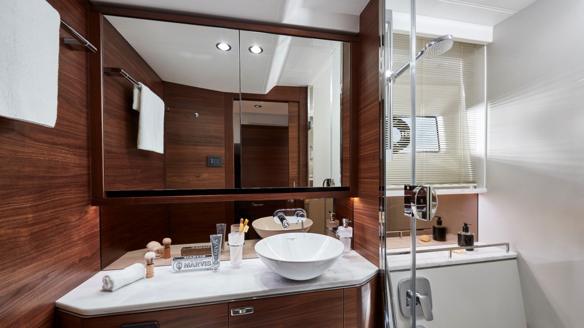 F55 Interior Owners Bathroom