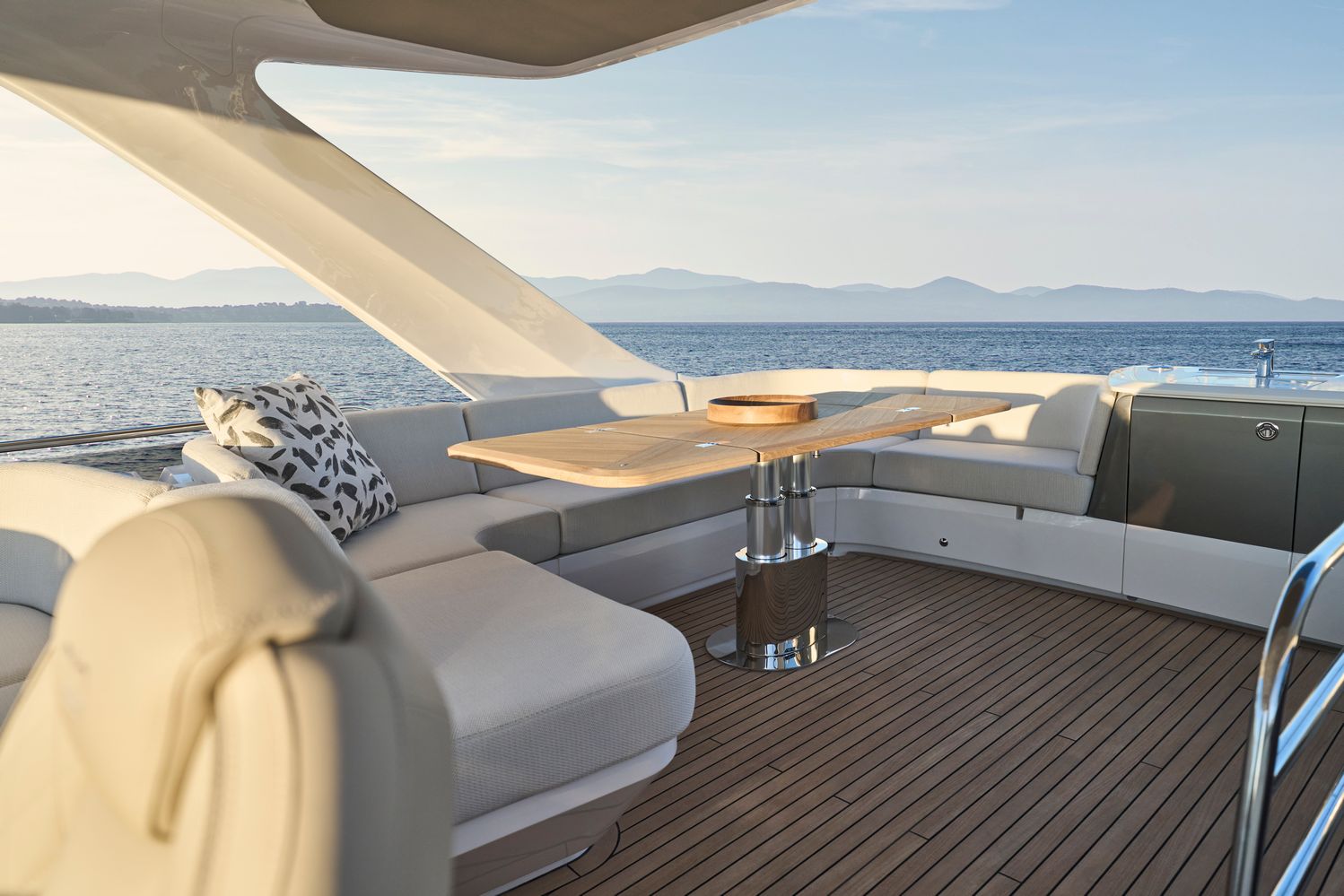F58 Exterior Flybridge Dining Area