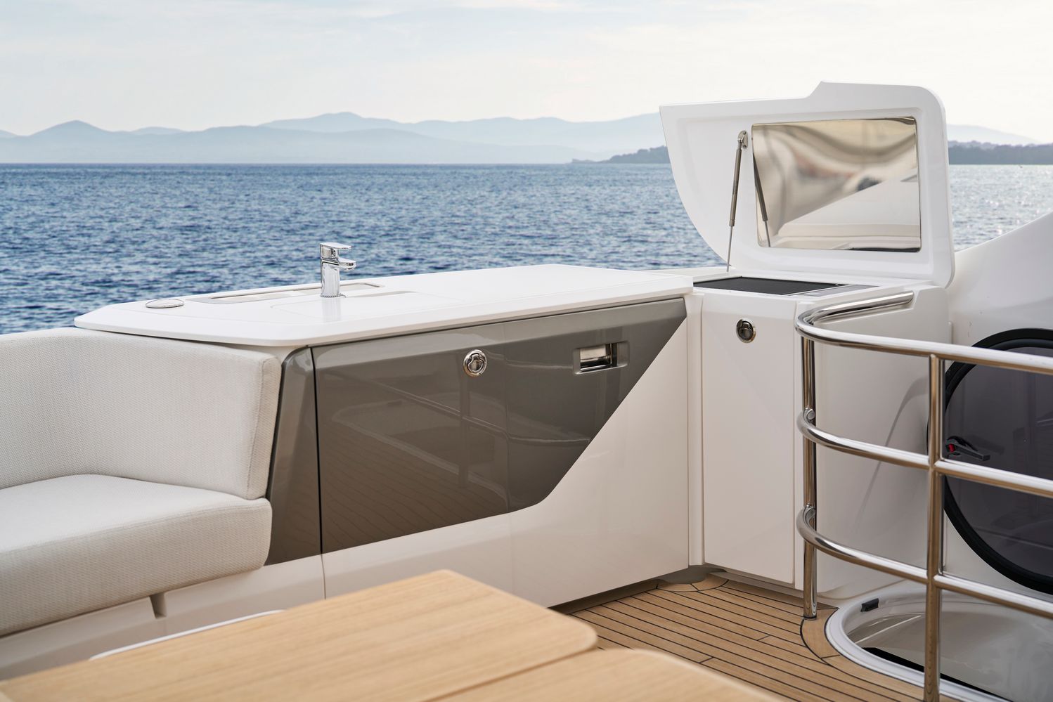 F58 Exterior Flybridge Wetbar Electric Grill Open 02