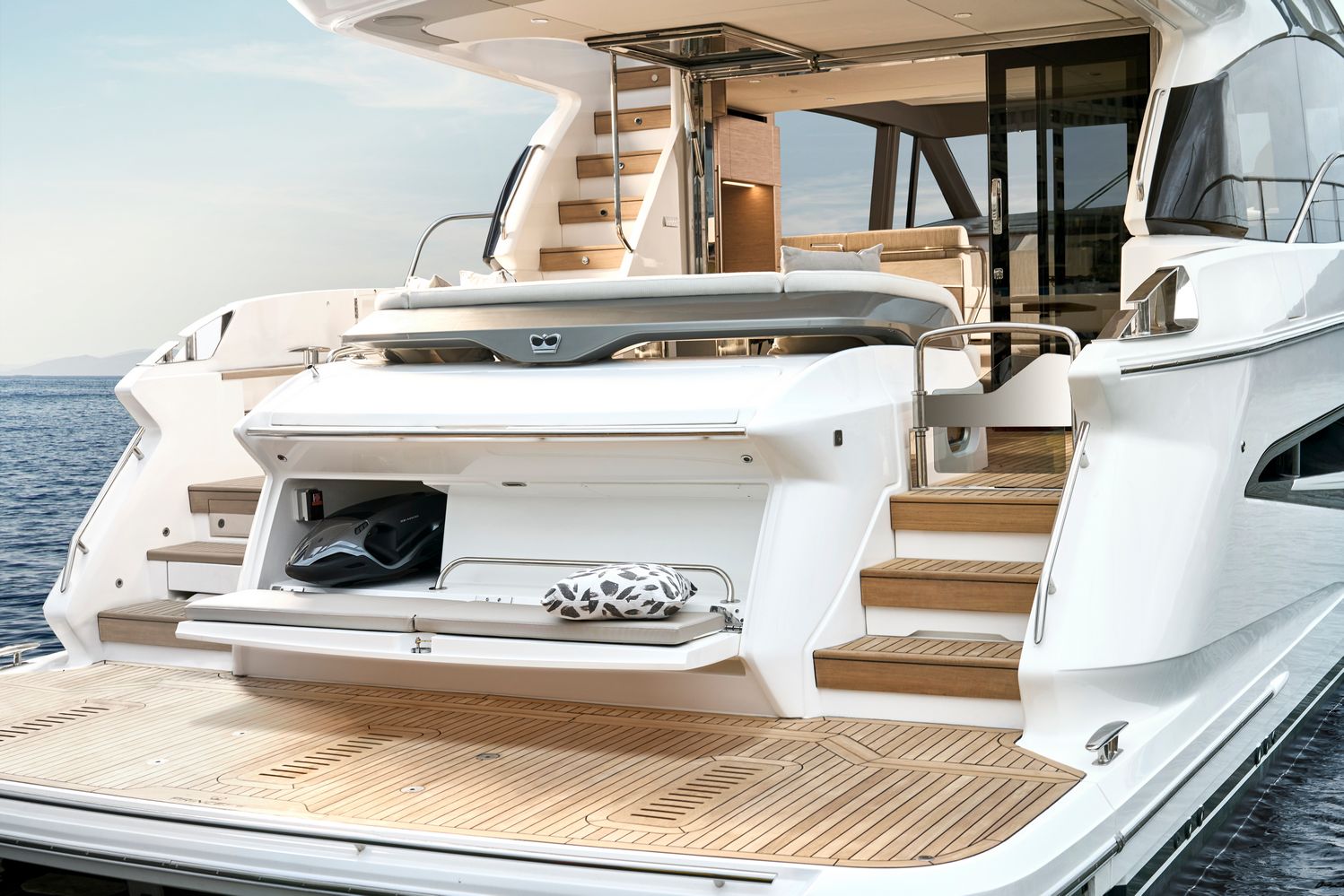 F58 Exterior Transom With Optional Seat White Hull