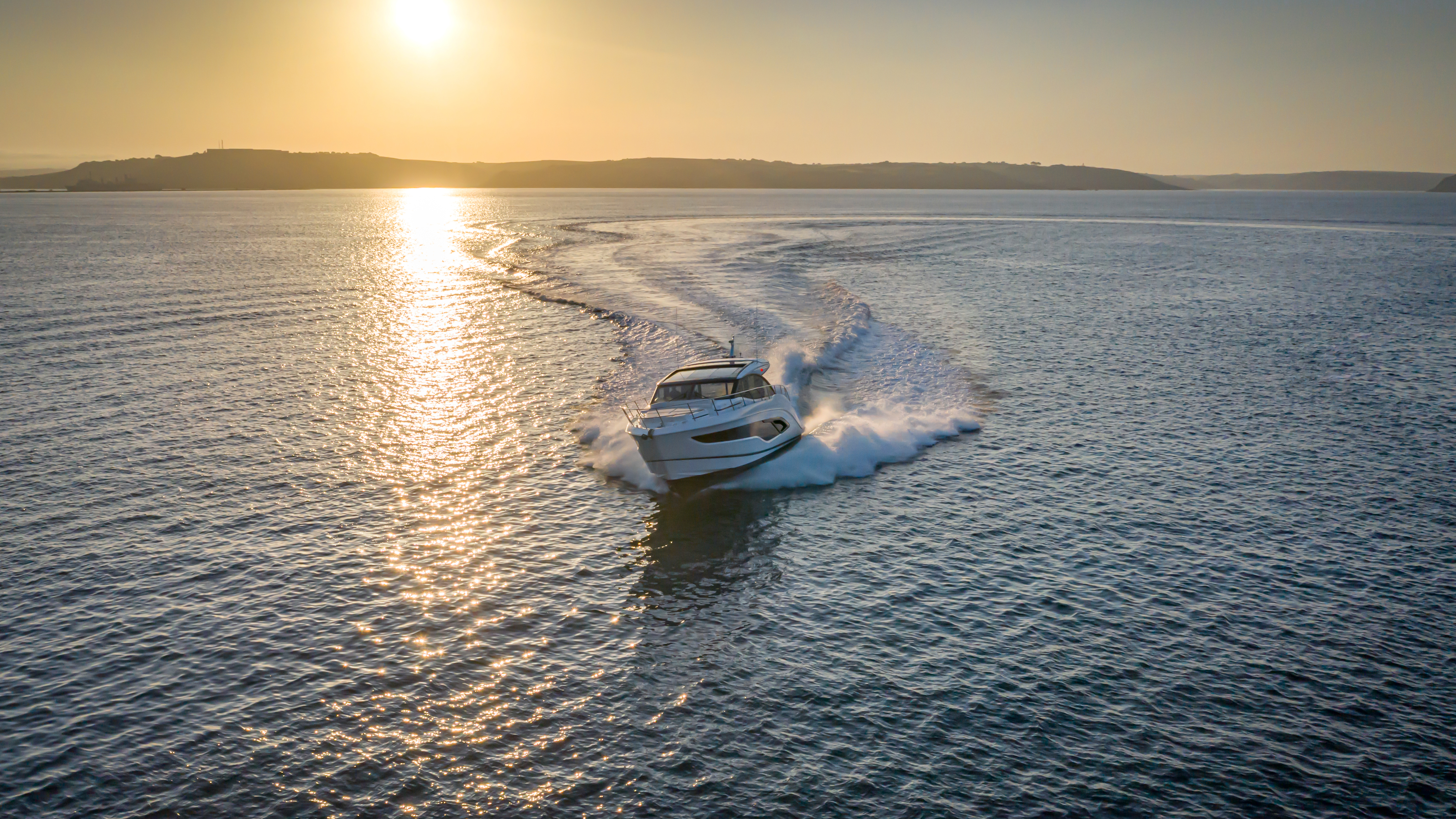V55 Exterior White Hull 30