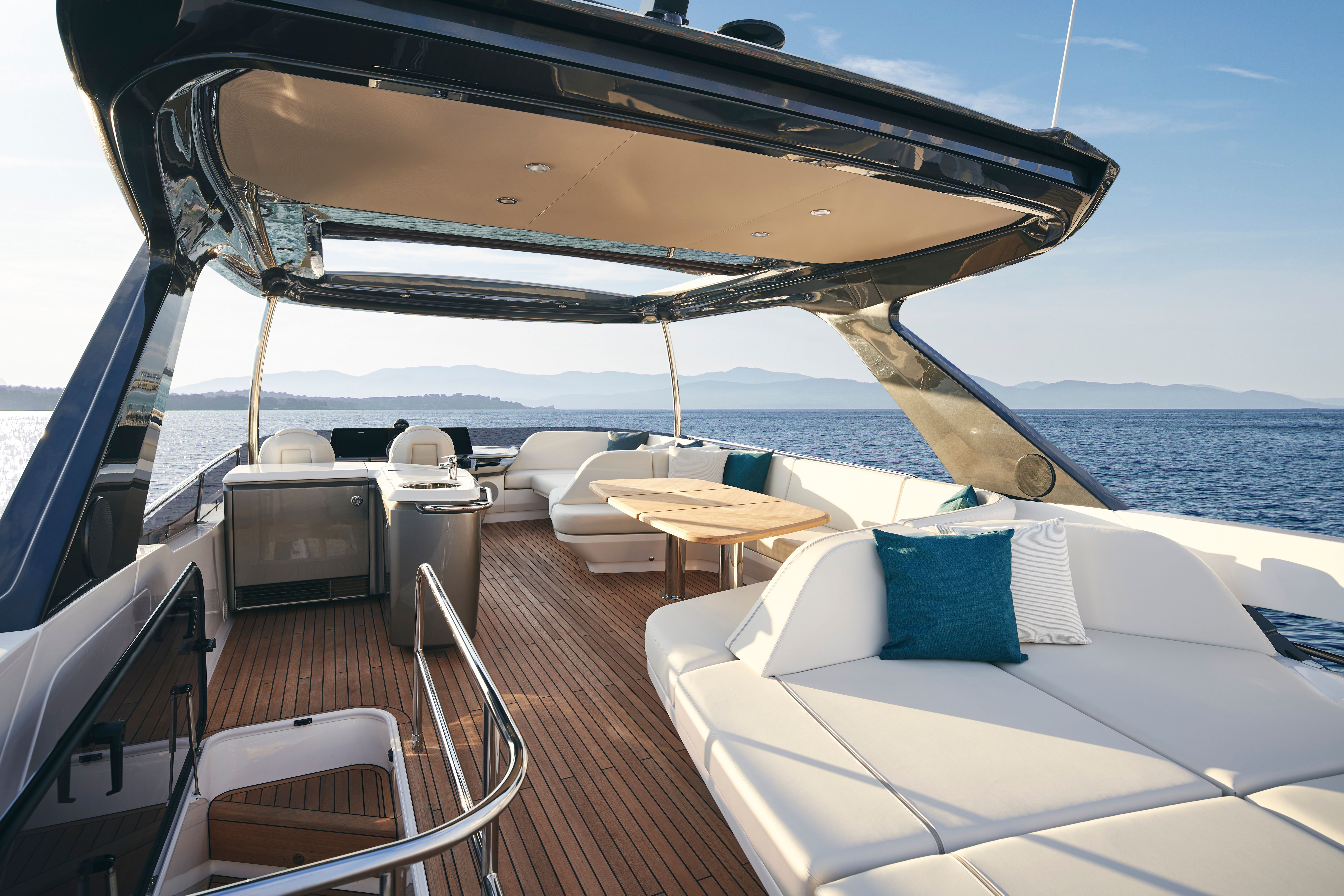 F65 Flybridge 2022