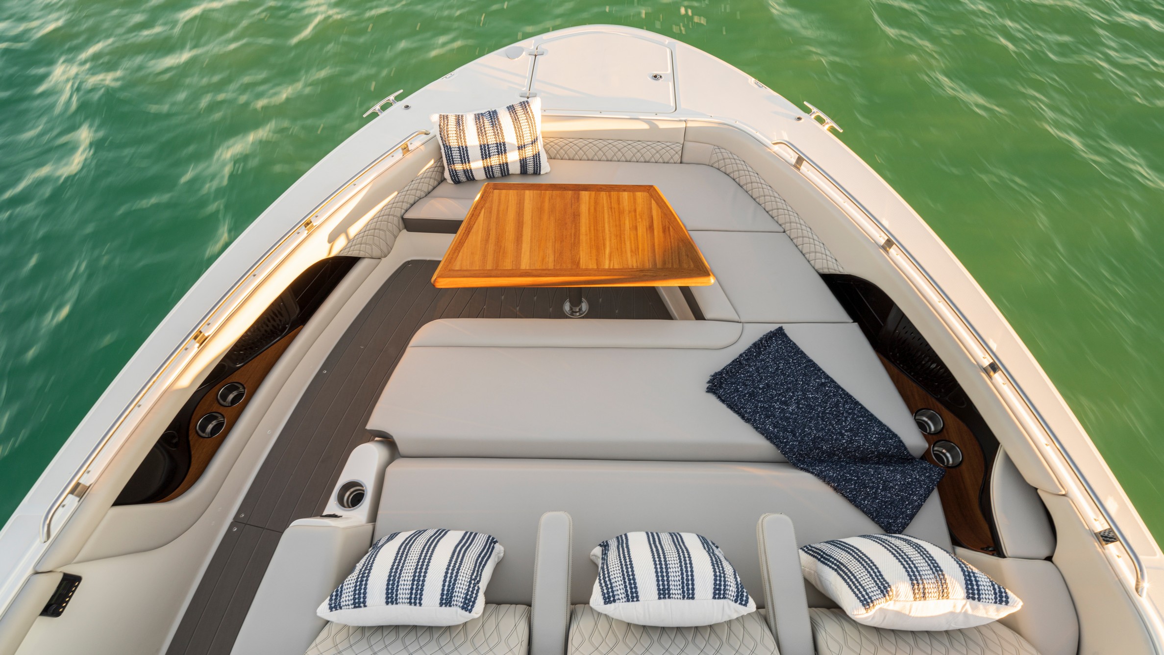 2021 Sundancer 370 Outboard Dao370 Bow Seating Table 05135