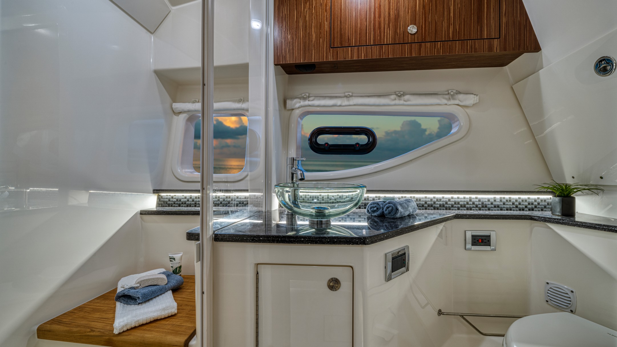 2021 Sundancer 370 Outboard Dao370 Head 04908