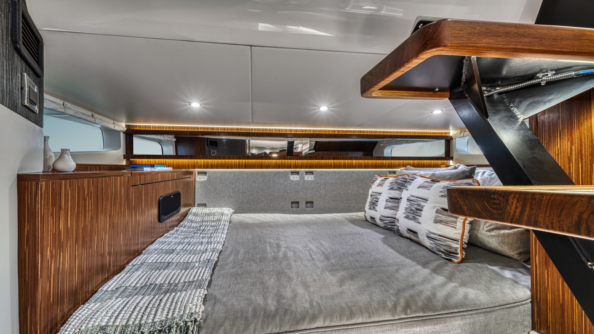 2021 Sundancer 370 Outboard Dao370 Mid Berth Bed 04899