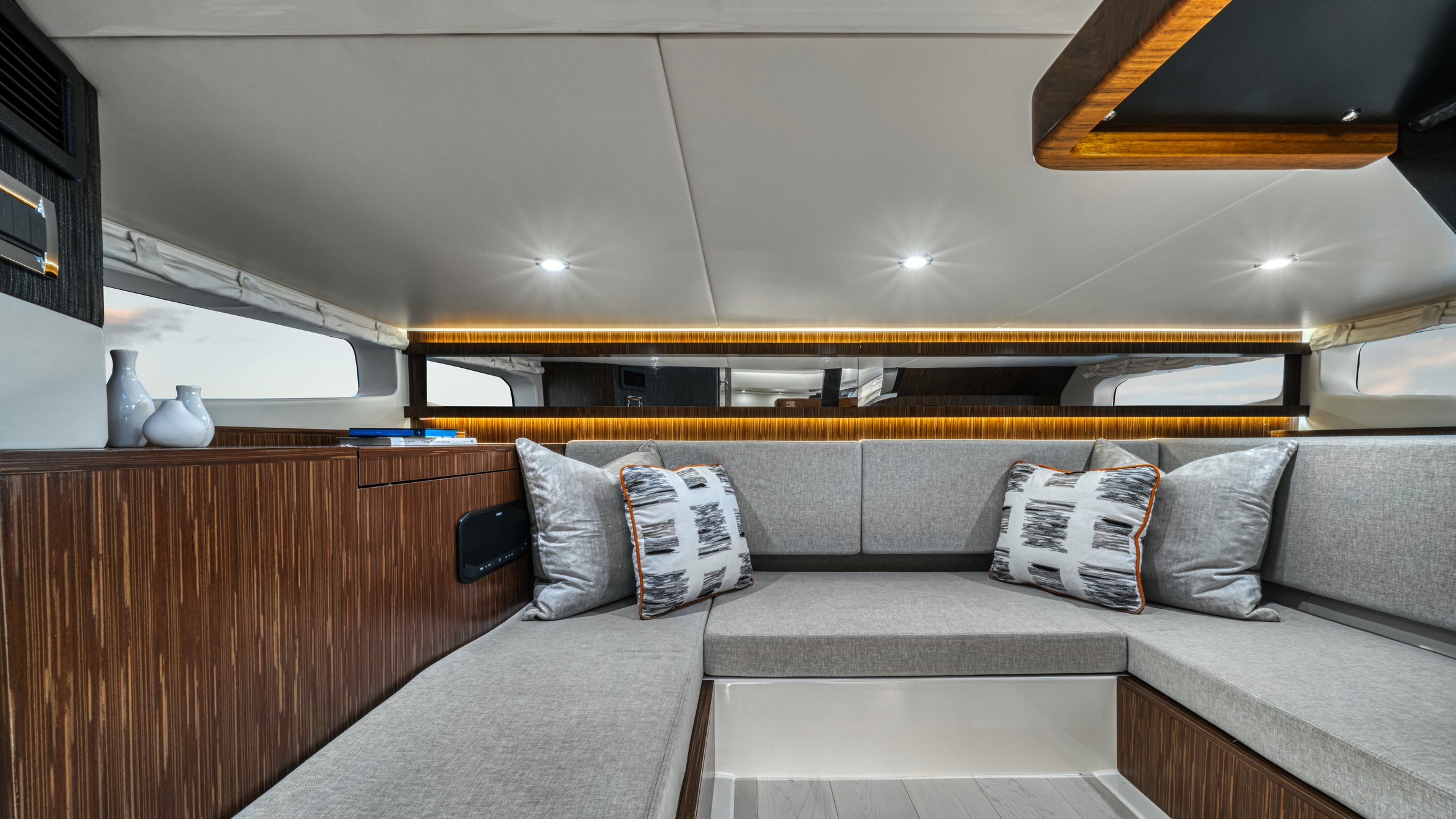 2021 Sundancer 370 Outboard Dao370 Mid Berth Seating 04991