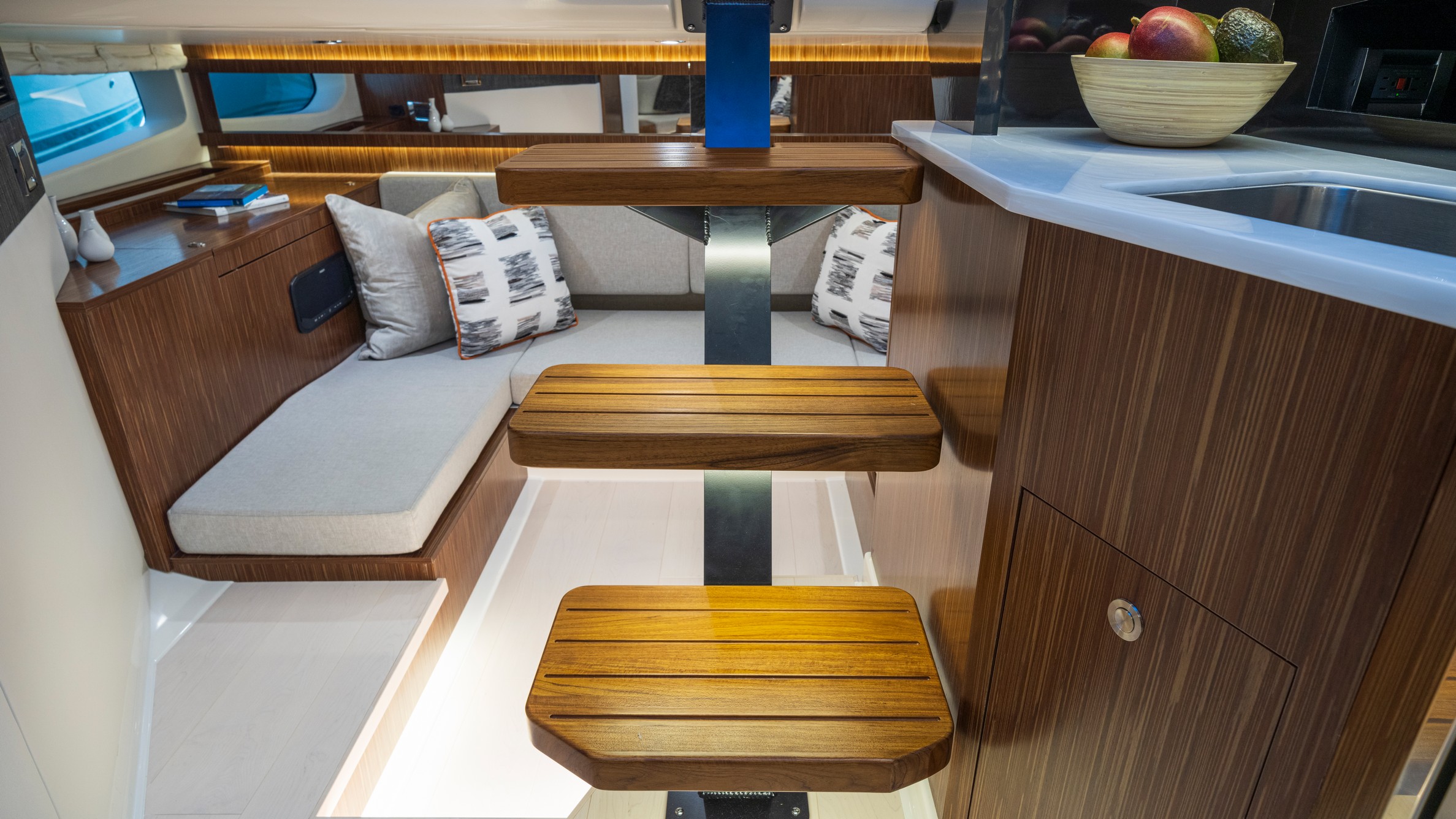 2021 Sundancer 370 Outboard Dao370 Mid Berth Seating Galley 05048