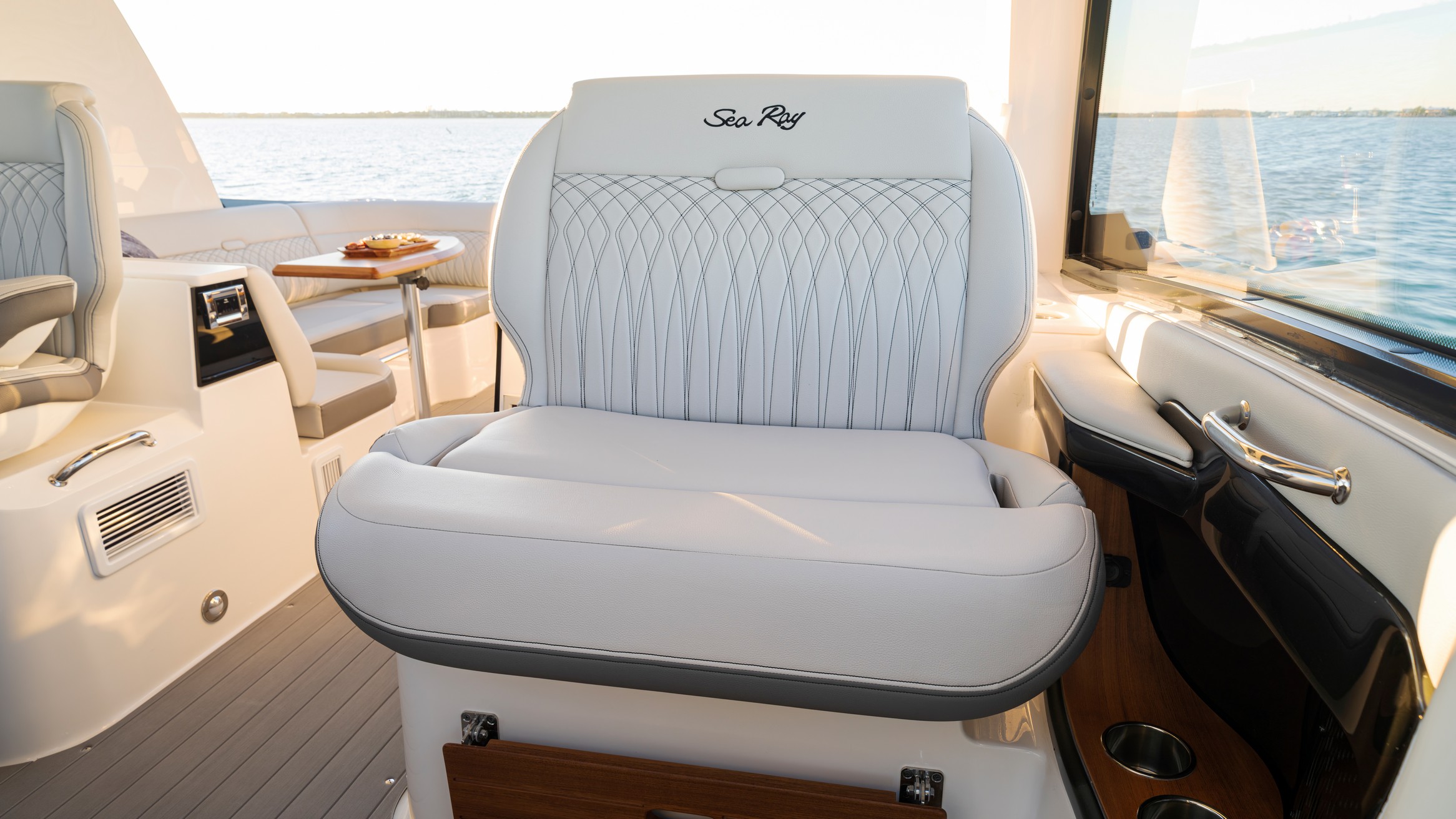 2021 Sundancer 370 Outboard Dao370 Port Companion Seat 05155