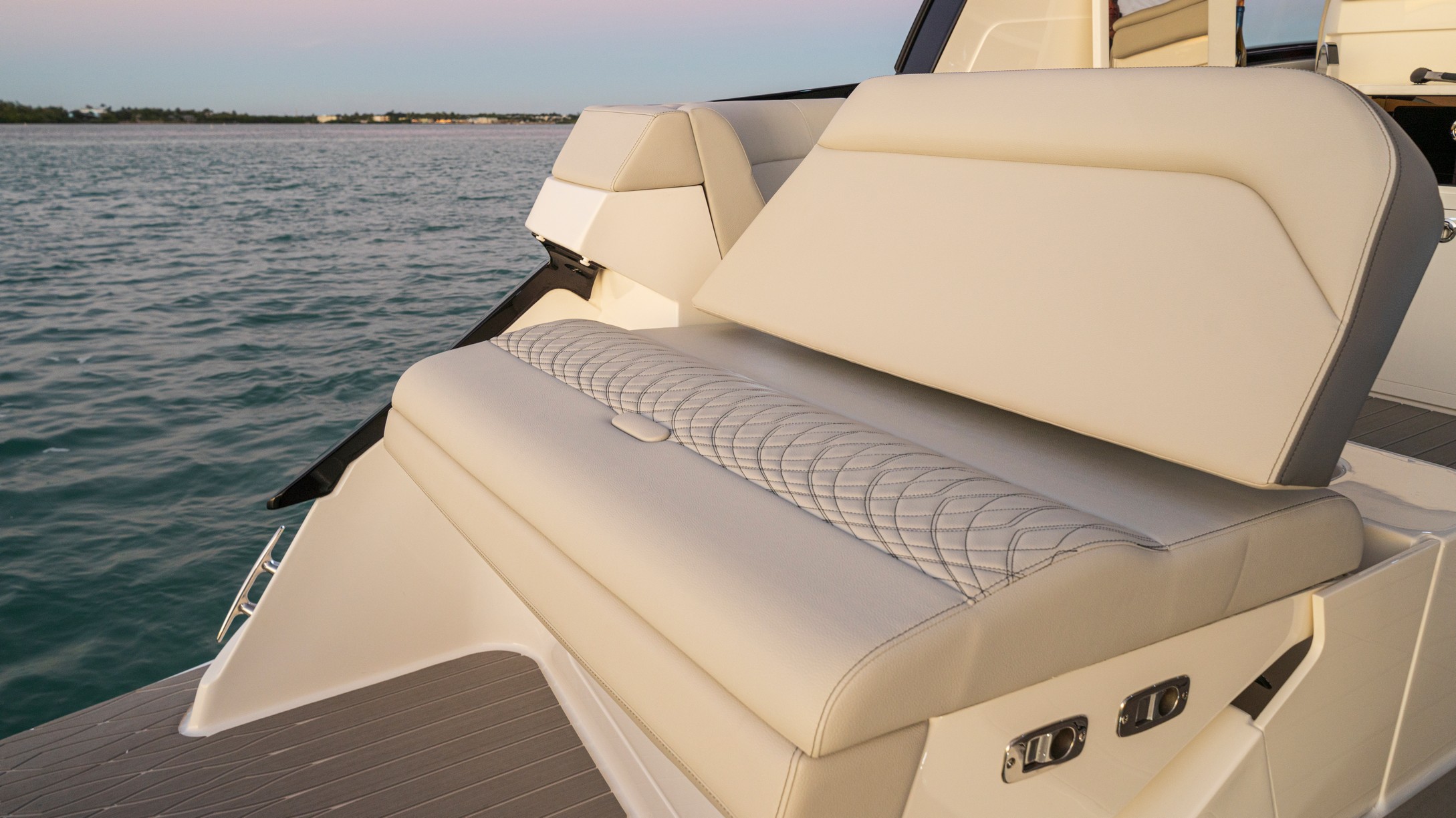 2021 Sundancer 370 Outboard Dao370 Transom Sunpad 05392