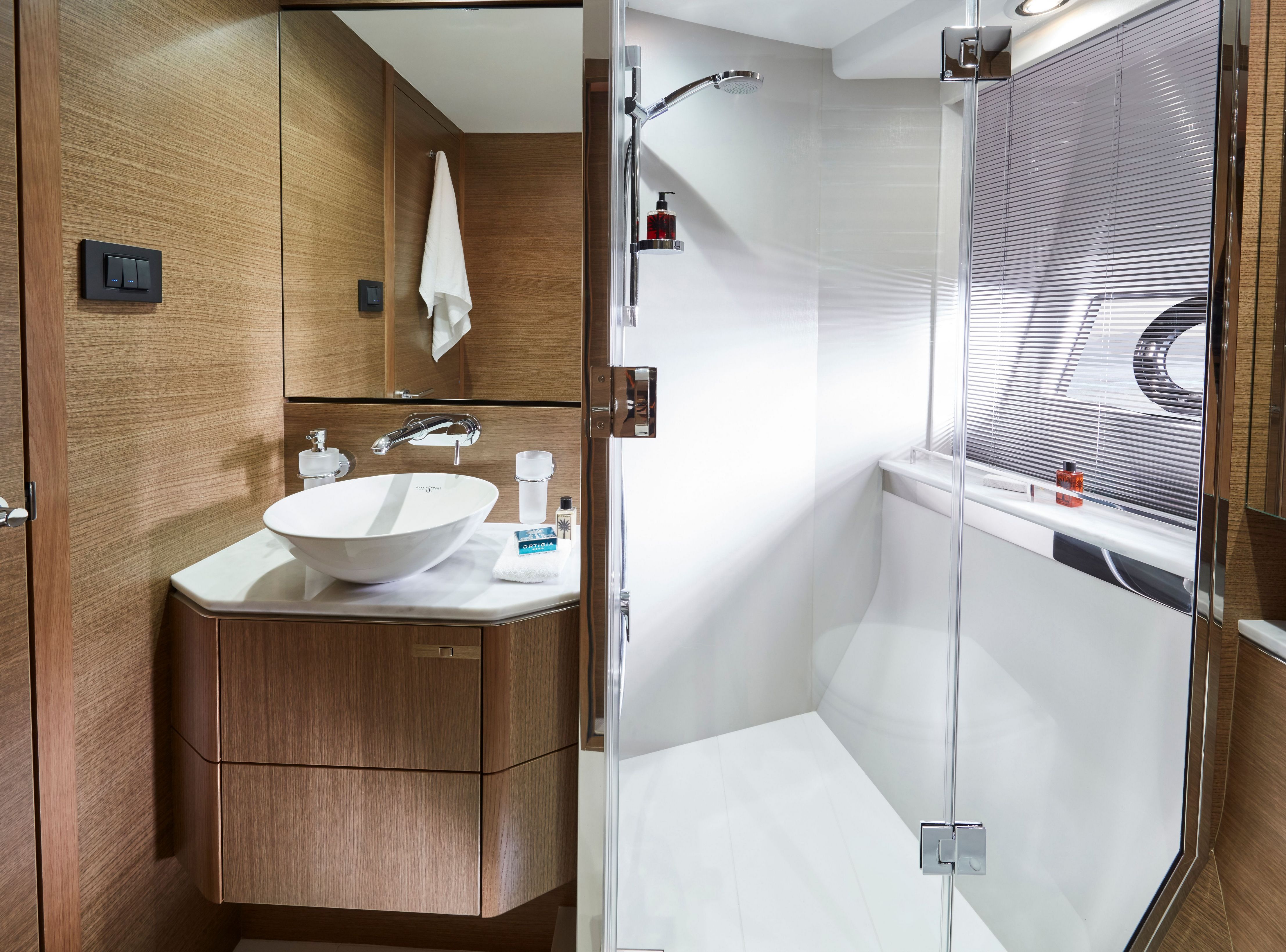 V65 Interior Starboard Bathroom