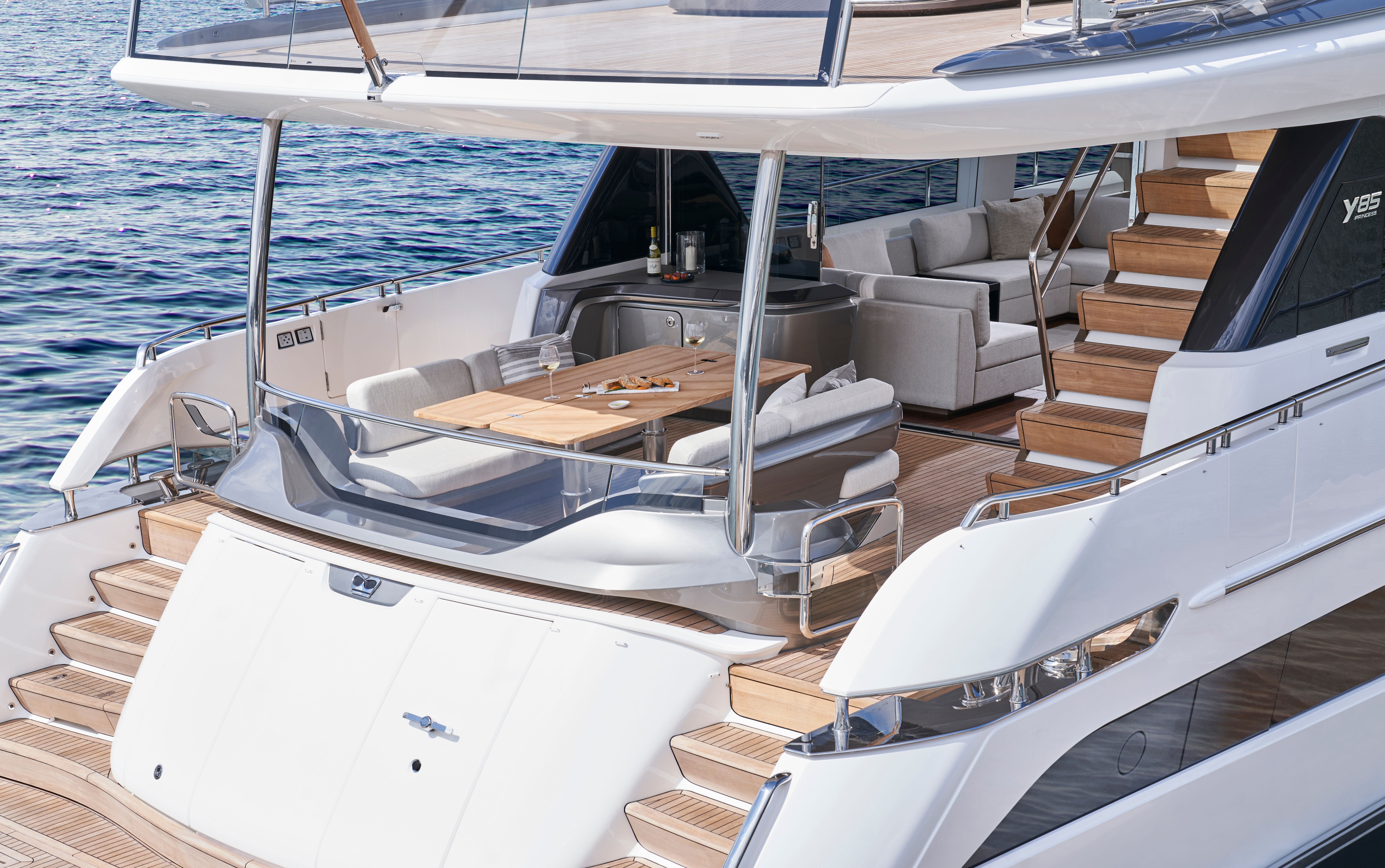 Y85 Exterior Cockpit Dining Table