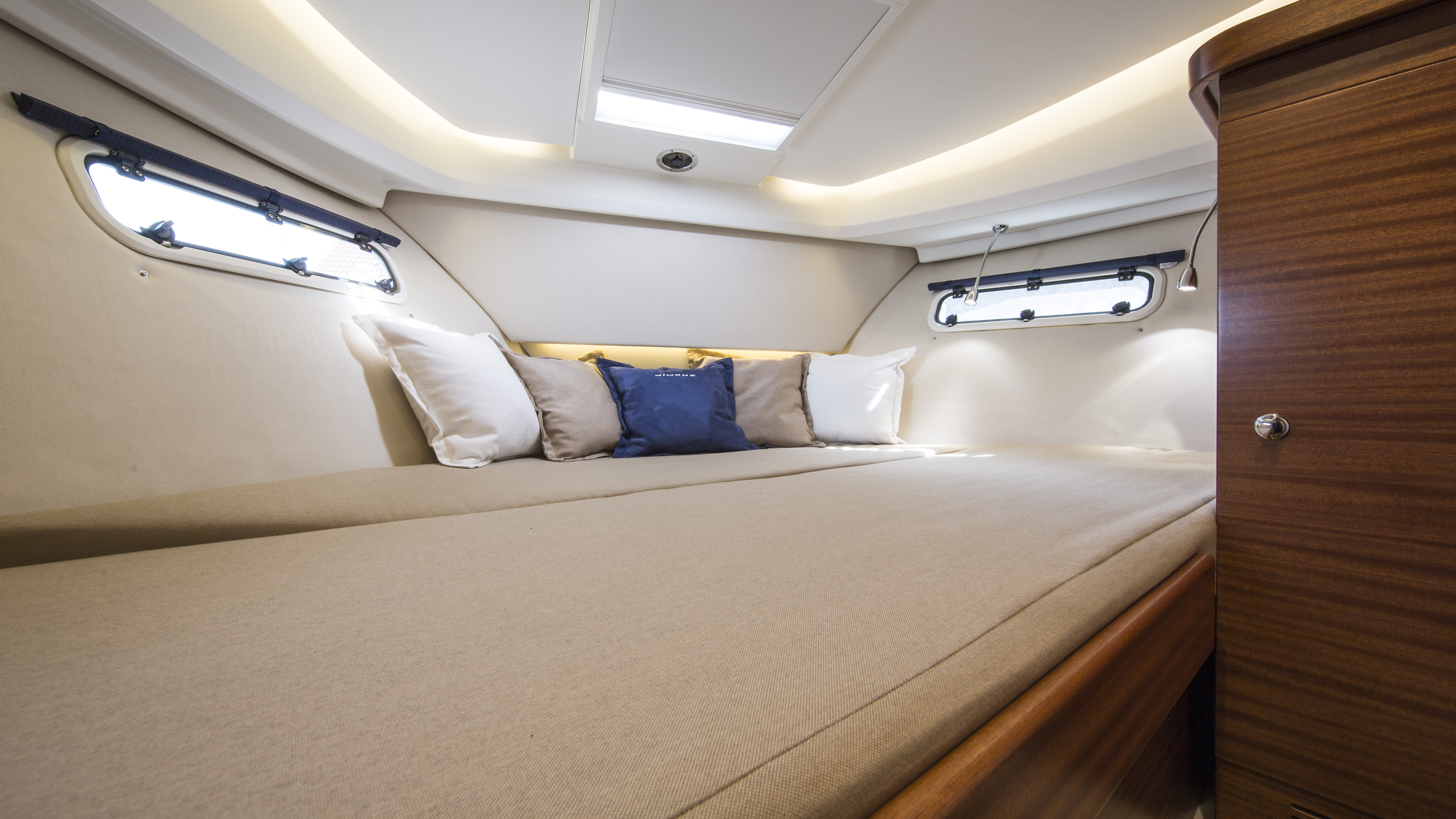 Nimbus 305 Coupe Interior 4648