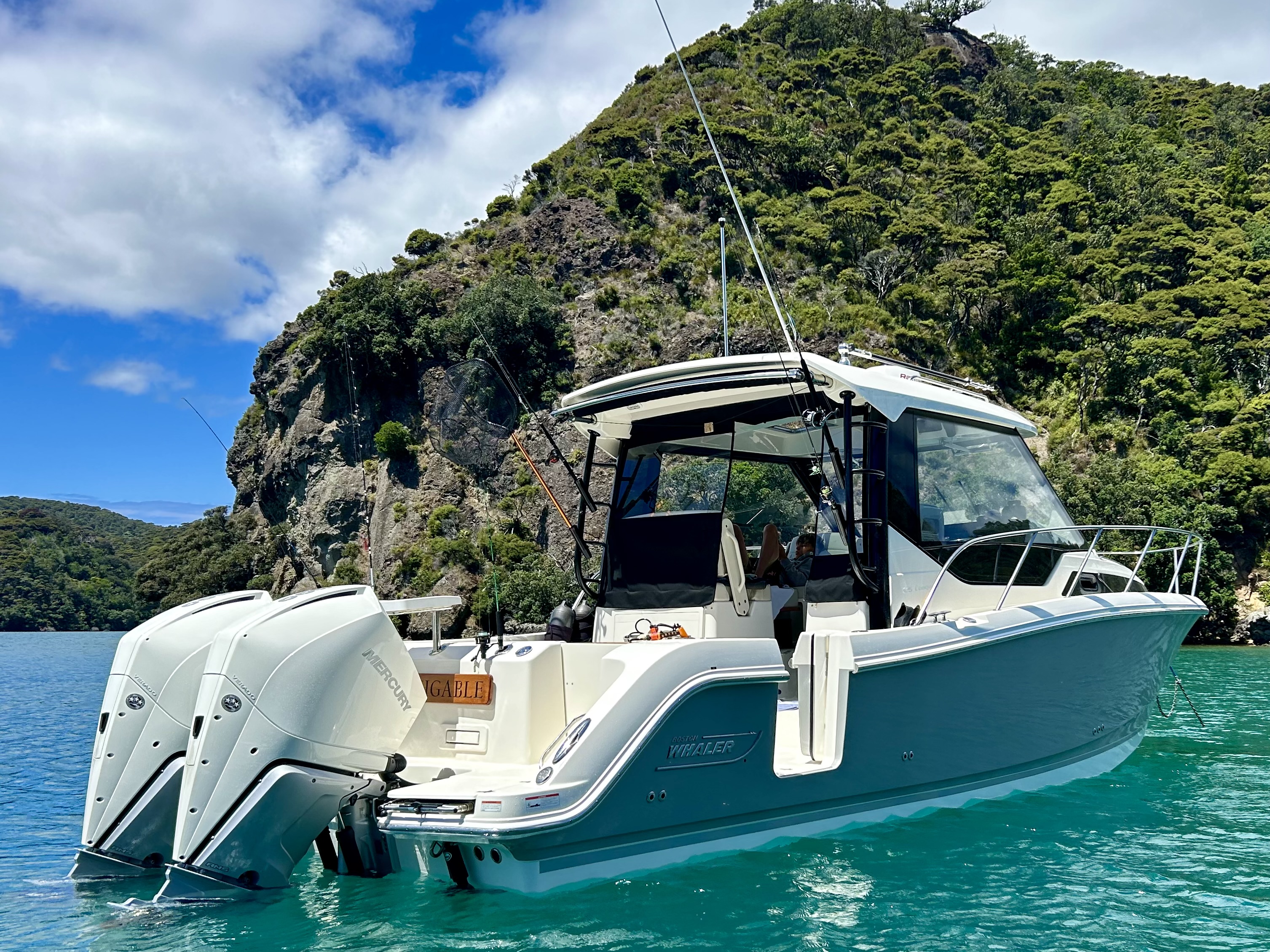 2022 Boston Whaler 325 Conquest