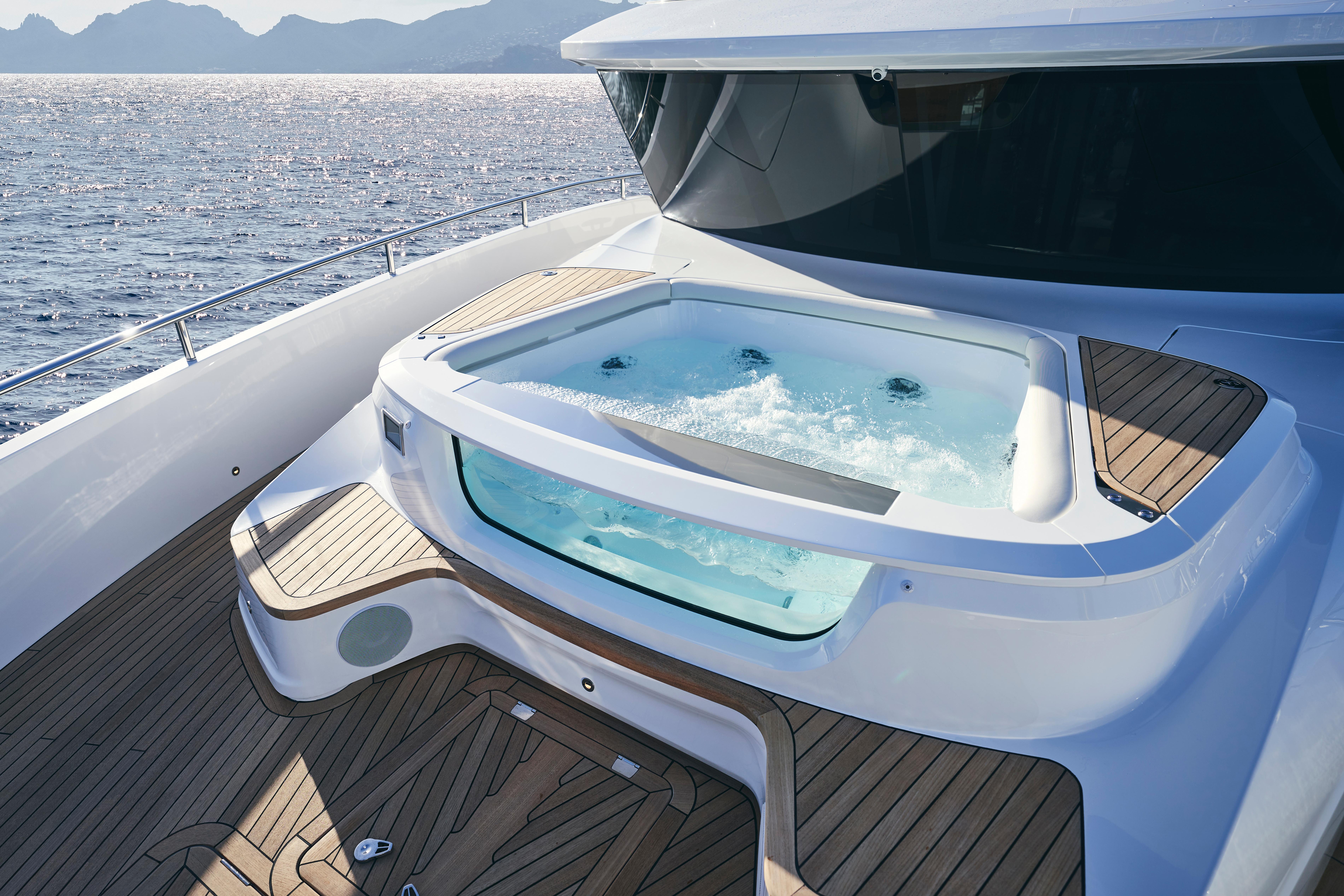 X80 Exterior Foredeck With Optional Spa Bath