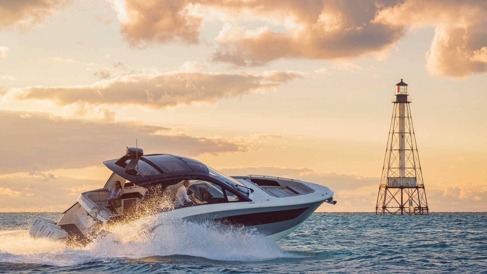2021 Sundancer 370 Outboard Dao370 Lifestyle Starboard Stern Three Quarter Couple Lighthouse 00747